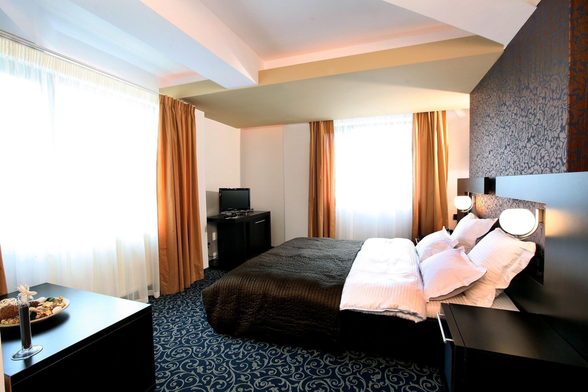 Ambiance Hotel Bukarest Exteriör bild